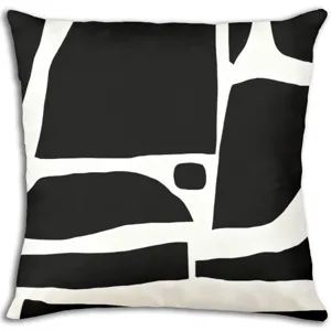 Détail de housse de coussin géométrique noir et blanc, idéale pour déco de canapé.