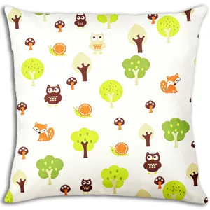 Detalle funda de cojín diseño bosque, simpático búho y zorro para decoración de hogar acogedor.