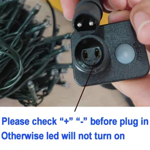 LED-lichtsnoer detail toont de stekkerconnector en polariteiten voor een eenvoudige installatie.