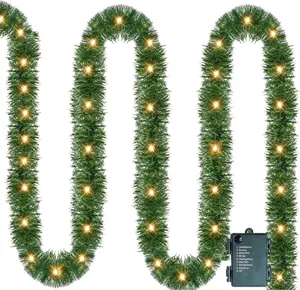 Guirlande de tinsel de Noël verte lumineuse avec LED chaudes pour décoration de vacances.