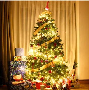 Kerstboom warme LED lichtketting decoratieve feestelijke sfeer verlichting voor thuisgebruik.