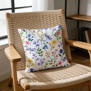 Funda de cojín floral de acuarela con bonito diseño de libélula para sofá de casa.
