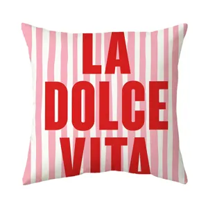 Cojín decorativo a rayas rosa y blanca estilo nórdico con texto de cita italiana roja