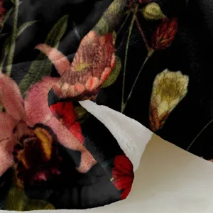 Gros plan détaillé d'une couverture douillette à motifs floraux avec doublure en sherpa.