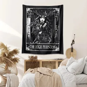 Tapisserie murale grande prêtresse tarot gothique, décoration de pièce esthétique noir et blanc.