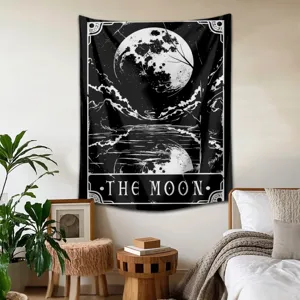 Détail de tapisserie murale lune tarot, décoration en tissu esthétique noir et blanc chambre.