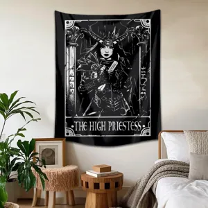 Gros plan d'une tenture murale de tarot gothique avec un design de prêtresse noir et blanc.