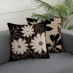 Detailopname van retro bloemkussensloop met chique botanische print voor interieurdecor.
