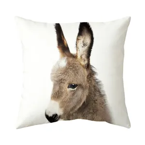 Gedetailleerd zicht op realistische ezel dierenhoofd print op linnen textuur kussenhoes.