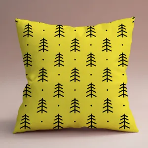 Vue détaillée d'une housse de coussin jaune avec motif minimaliste d'arbre noir.