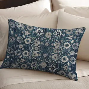 Vista detallada de funda de cojín vintage de estilo étnico persa para sofá o cama.