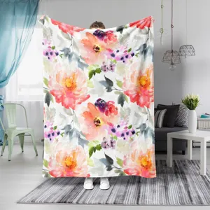 Detailansicht einer weichen Flanelldecke mit buntem Aquarell Blumenmuster fuer das Schlafzimmer.