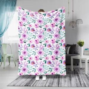 Weiche Flanellldecke mit einem schönen lila Aquarell Blumenmuster für eine gemütliche Inneneinrichtung.
