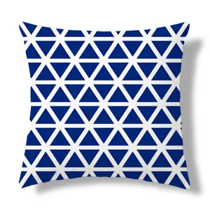 Détail de housse de coussin géométrique à triangles bleus et blancs, coussin de canapé.