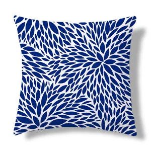 Housse de coussin décorative à motif de feuilles abstraites bleu et blanc géométrique.