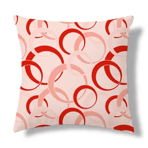 Moderne geometrische kussenhoes met rood en roze cirkels patroon, zachte stoffen bankkussen.