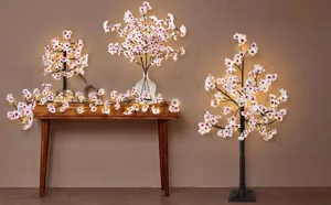 Vue détaillée des lumières d'arbre de cerisier LED, branches de fleurs artificielles.