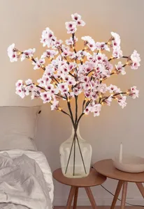 Détail de la lampe arbre cerisier artificiel, éclairage LED pour décoration intérieure chic.