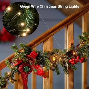 Vista dettagliata di luci di Natale a LED con filo verde su ghirlanda per scale natalizia.