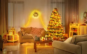 Albero di Natale accogliente decorato con luci LED calde per un'atmosfera festiva perfetta.