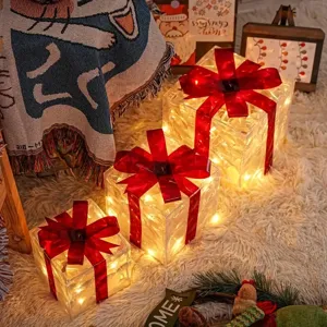 Detailansicht beleuchteter Weihnachtsgeschenkboxen Set, warme LED Lichter, festive Dekoration.