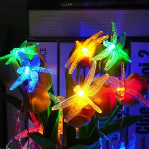 LED libellen snoerverlichting gedetailleerde close-up, kleurrijke insecten sfeer decor.