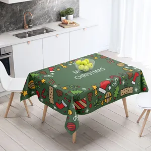 Vista detallada del mantel navideño verde con estampados festivos en una cocina moderna.