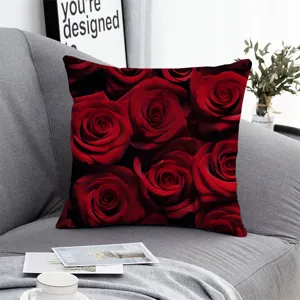 Primo piano di una federa per cuscino decorativa con motivo di rose rosse vivaci sul divano.