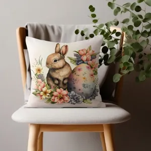 Detalle de primer plano de la funda de cojin de conejo de Pascua con flores y patron.