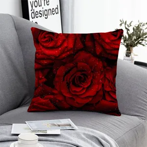 Federa per cuscino con motivo a rose rosse dettaglio per divano decorazione casa.