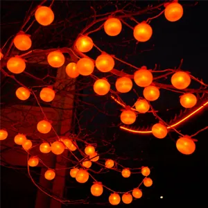 Κοντινό πλάνο φωτεινής γιάντας λωτού LED, ζεστή πορτοκαλί νυχτερινή ατμόσφαιρα για διακόσμηση.
