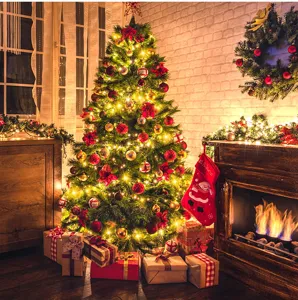 Accogliente scena di albero di Natale con luci LED calde e decorazioni festive