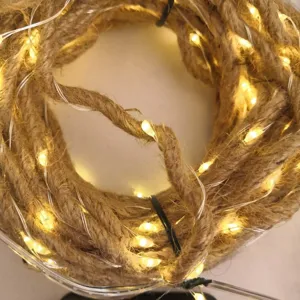 Guirnalda de luces de cuerda de cáñamo solar LED alambre de cobre detalle textura.