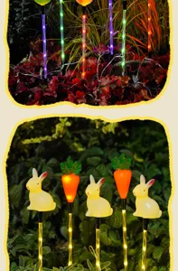 Dettaglio luce solare da giardino LED pasquale con paletti di coniglio e sfere luminose colorate.