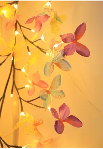 Dettaglio in primo piano della luce a ramo di farfalla LED con luci calde per decorare.