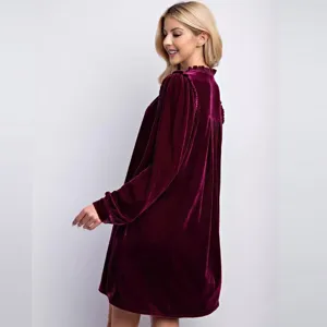 Vista detallada del vestido de terciopelo de manga larga para mujer, textura elegante.