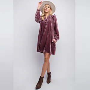 Vista detallada del elegante vestido casual de terciopelo con mangas largas y cuello V.