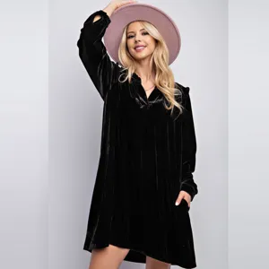 Vista detallada del vestido recto informal de terciopelo negro de manga larga con sombrero.