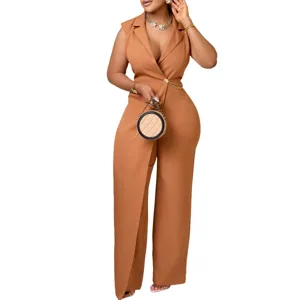 Ärmelloser Blazer Jumpsuit Detail mit schickem Reverskragen und stylischem Kettentaille Design.