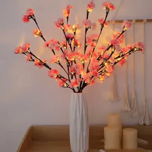 Guirlande lumineuse cerisier LED avec vase blanc et lumignons chaleureux pour décoration d'intérieur.