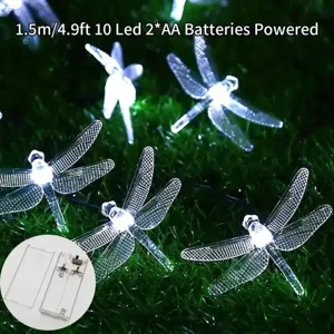 Gedetailleerde close-up van LED libelle lichtketting op een groene gras achtergrond.