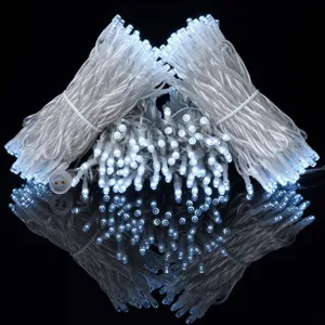 Weiße LED Lichterkette für Festtagsdeko, helle Beleuchtung mit transparentem Kabeldesign.