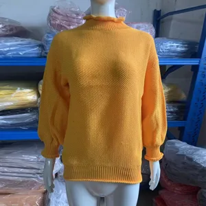 Gelber hochgeschlossener langarm Pullover, bequemer Oversize Strickpulli für Herbst und Winter.