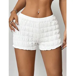 Weiße gerüffelte Freizeitshorts Detail, stilvolle schmale Sommer Strand Hotpants Damen.