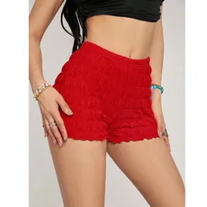 Rote geraffte Damen Shorts, lässige schmale Sommer Hotpants, modische Streetwear Bekleidung.