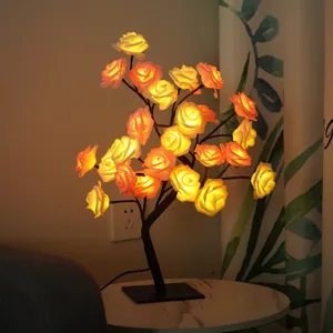 Lampe arbre fleurs de rose LED vue détaillée montrant des branches lumineuses et base noire.