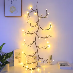 Flessibile catena luminosa a LED a forma di ramo per decorazione murale d'interni.