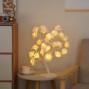 Vue détaillée de la lampe arbre roses blanches avec branches florales LED lumineuses.