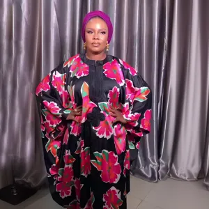 Gedetailleerd overzicht van een Afrikaanse plus size bloemen maxi jurk met paarse hoofddoek.