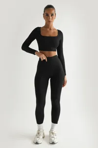 Λεπτομερής εικόνα του μαύρου ριμπ crop top με μακριά μανίκια και τετράγωνο λαιμό.